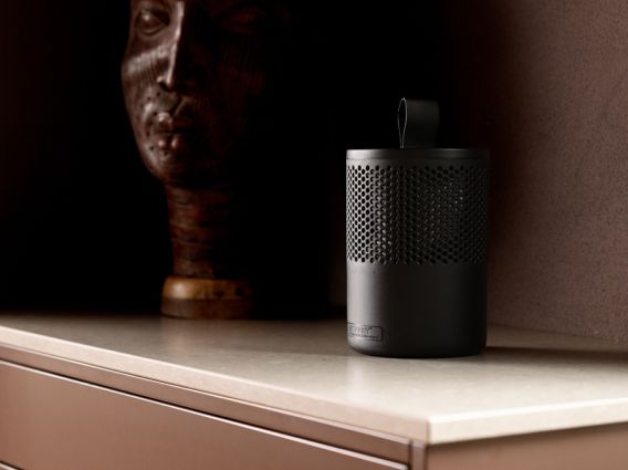 Preview: Stylisch elegant wirkt ein schwarzer Absodry Raumentfeuchter auf einer Kommode.