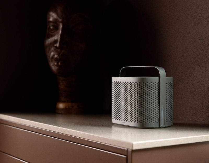 Stylisch elegant steht der Raumentfeuchter auf einer Kommode