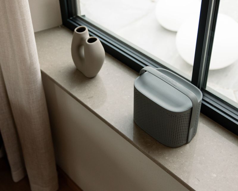 Absodry Raumentfeuchter Serie 12 steht auf einem Fensterbrett