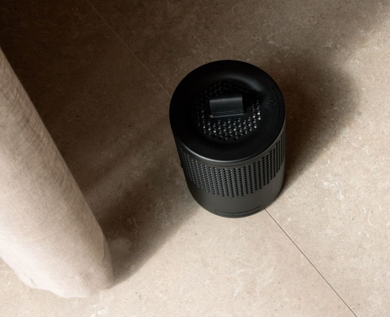 Ein schwarzer Absodry Luftentfeuchter steht auf dem Boden.